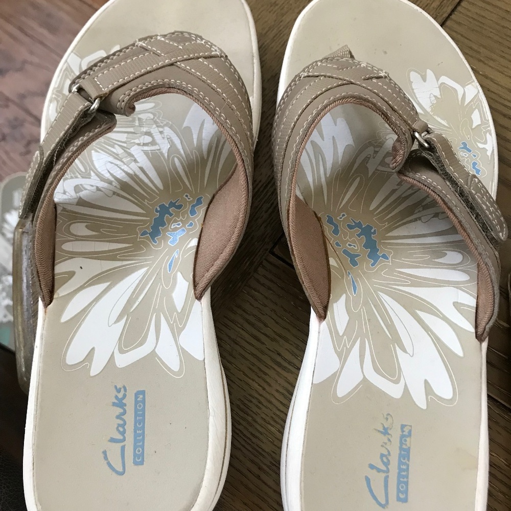 Clarks tan flip flops